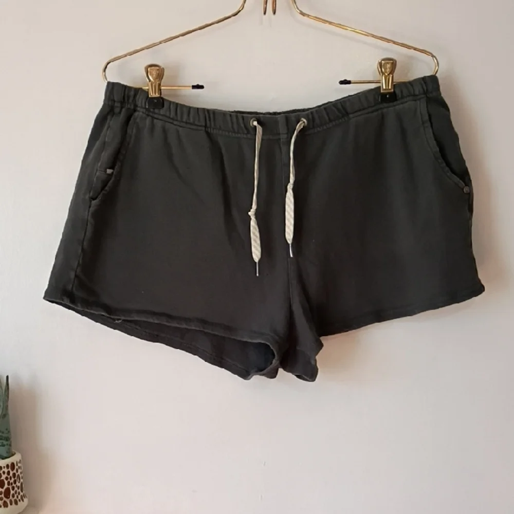 Vuori Dark Gray Athletic Shorts women's large yoga shorts